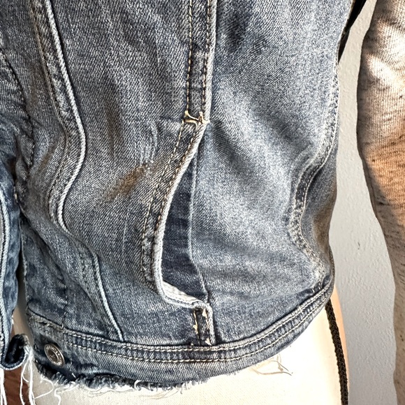 HOLLISTER HOODED JEAN JACKET. Size XSMALL. - Picture 7 of 9